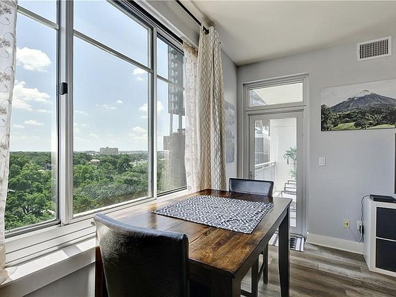 Building Photo - 603 Davis St