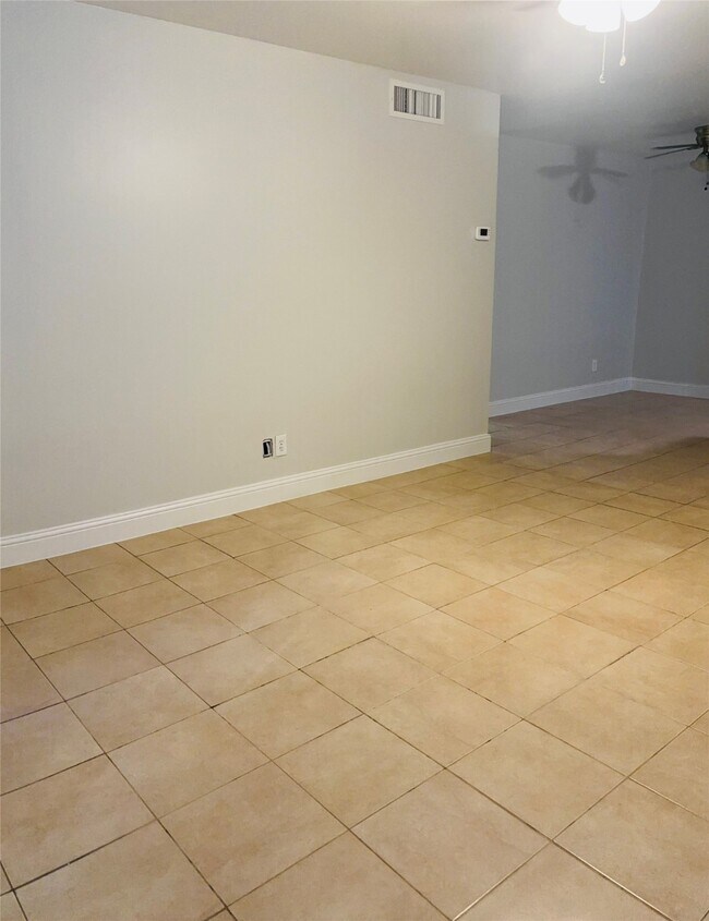 Building Photo - 5550 N Braeswood Blvd