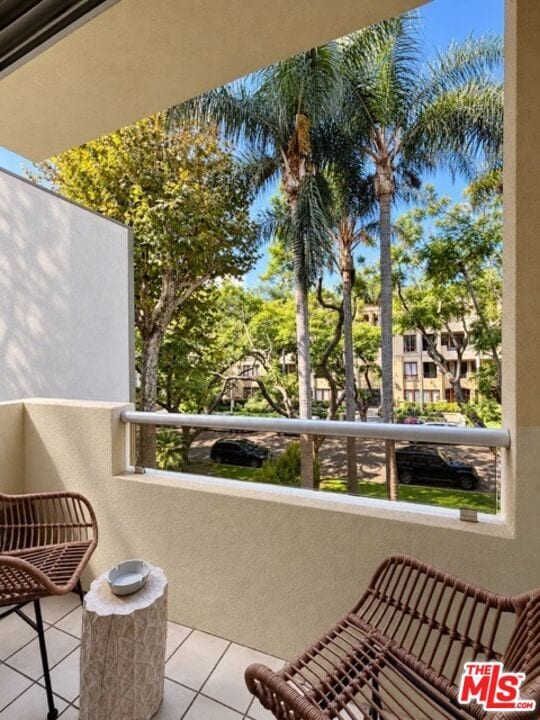 Building Photo - 410 N Oakhurst Dr