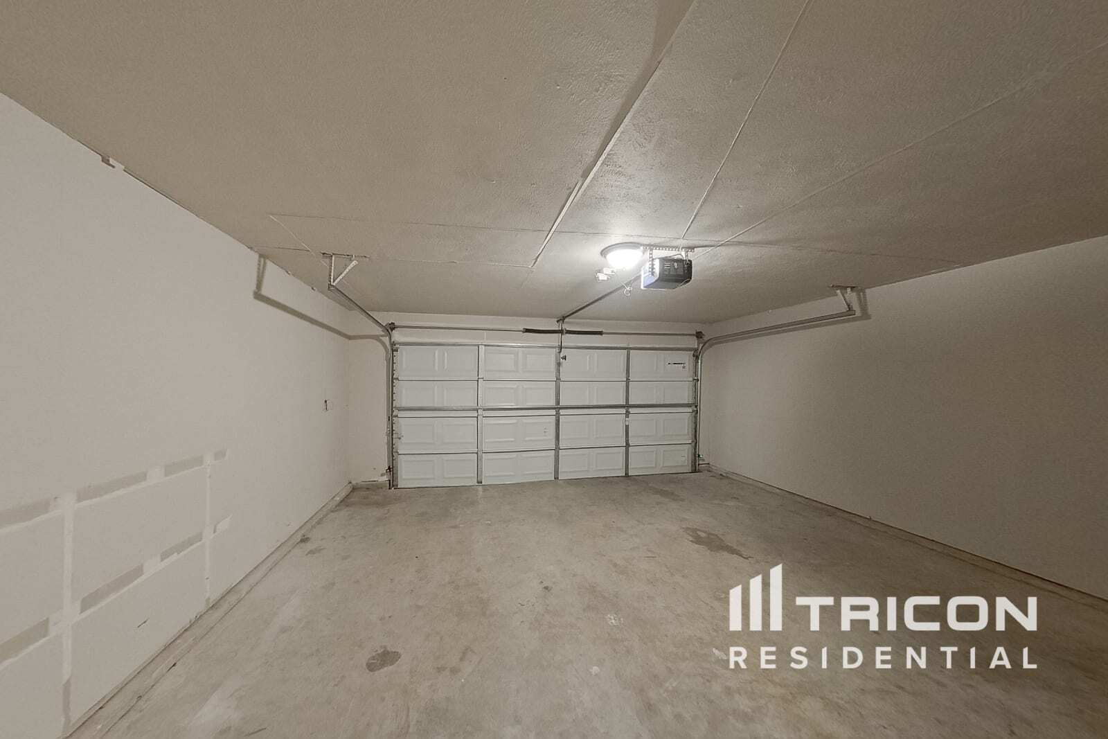 Building Photo - 8769 Garden Springs Dr