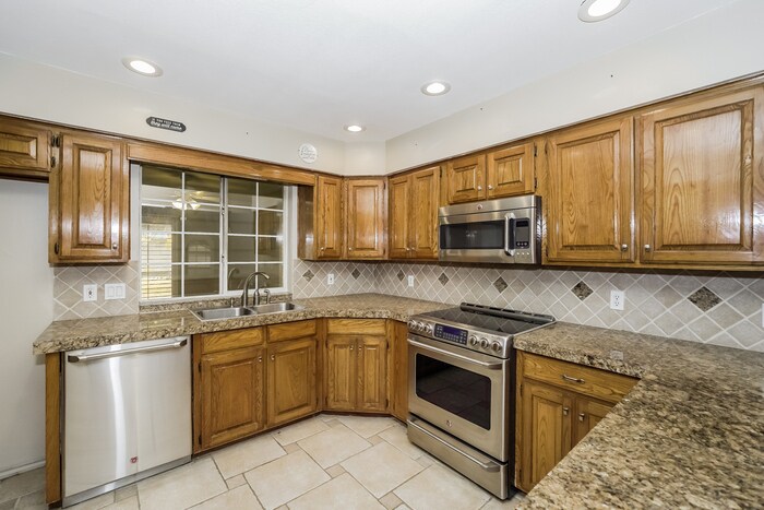 Building Photo - 9125 Timber Oaks Dr