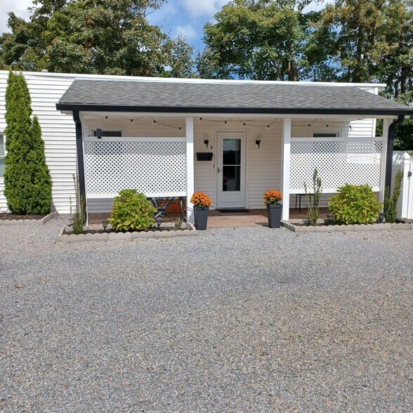Cottage landscaping Professionally manitaned - 95 Matilda Ter