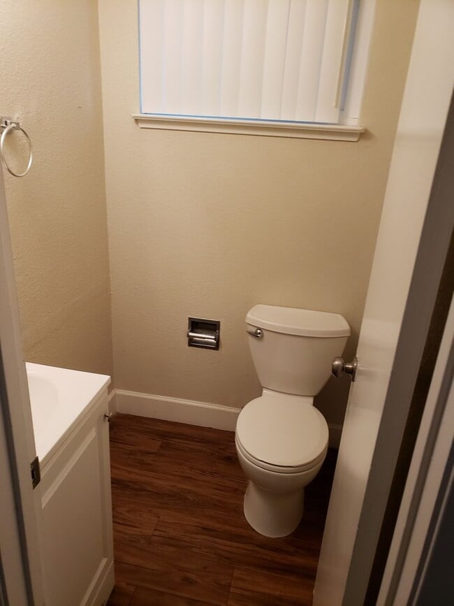 Building Photo - NICE UPDATED DUPLEX IN SACRAMENTO!!