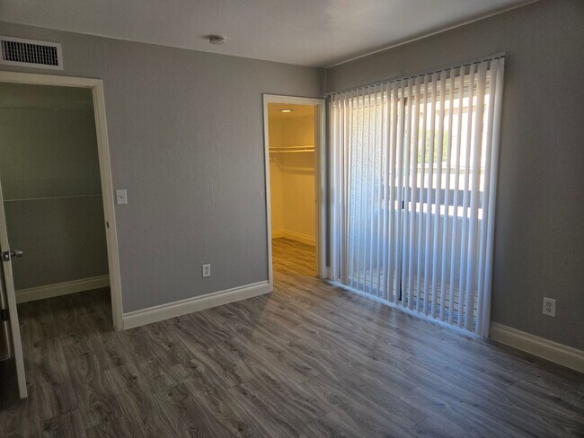 Building Photo - Fantastic and spacious 2 beds, 1.5 bath townhome in Phoenix