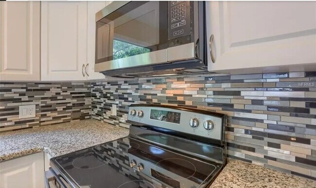 Building Photo - Home For Rent in St Petersburg!