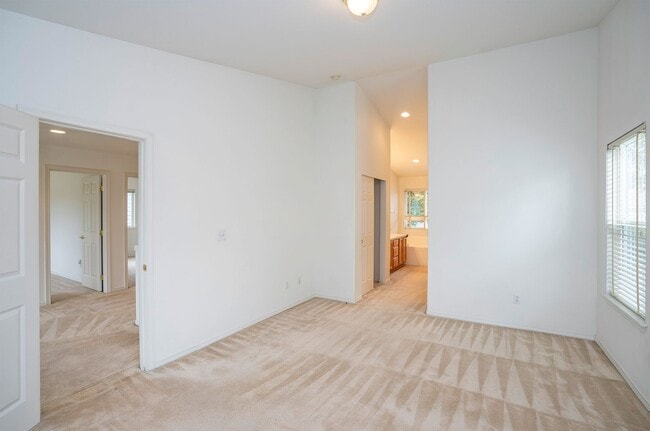 Building Photo - Spacious 4-Bedroom in Renton’s Serenity Ridge