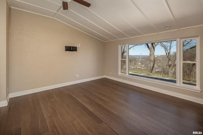 Building Photo - 4640 5th Ave