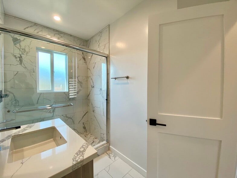 Building Photo - 3207 W 3rd St