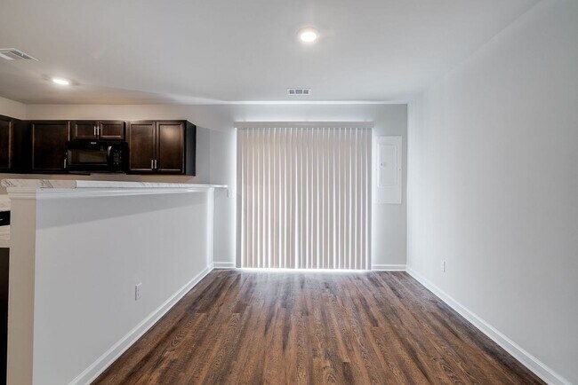 Building Photo - Open-Concept 3BED 2.5 BATH Townhome with Lawn Care Included!