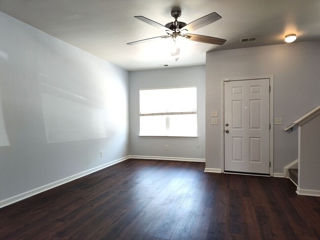 Building Photo - Move-in ready, Townhome Located in the Bra...