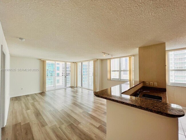 Building Photo - 1155 Brickell Bay Dr