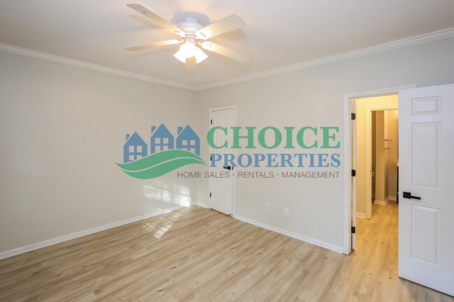 Building Photo - This cute as pie ground-floor condo is tuc...
