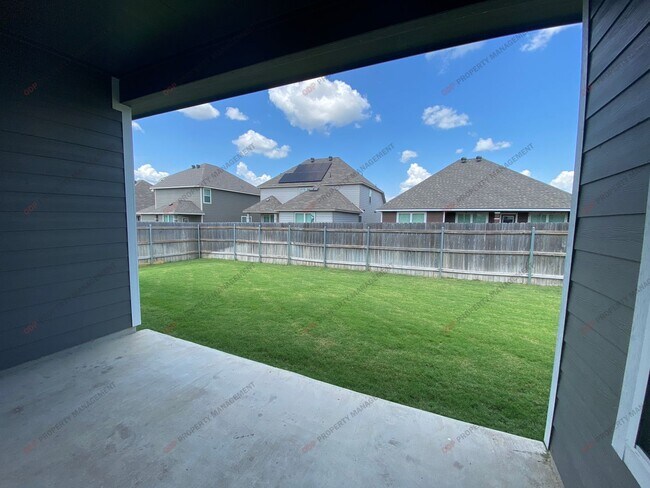 Building Photo - 720 Fallbrook Dr