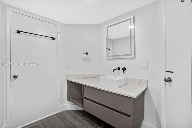 Building Photo - 15549 N Miami Lakeway