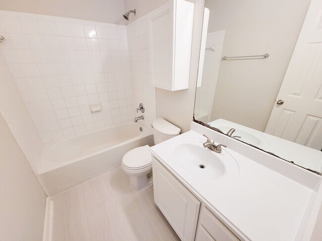 Building Photo - Gorgeous Large Floorplan with High Ceilings!