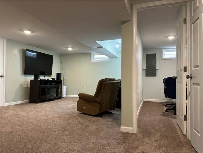 Building Photo - 406 Sharr Ave