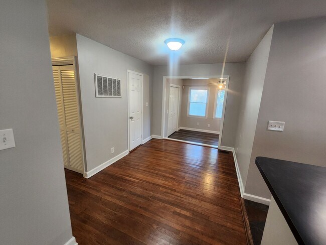 Building Photo - Updated 3 bedroom 1.5 home great for enter...