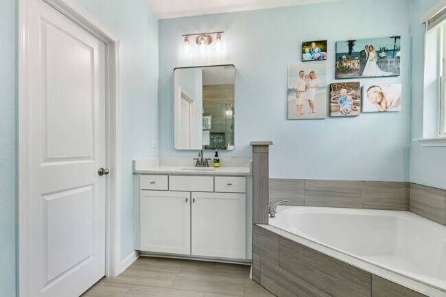 Building Photo - Spacious 4 Bed / 4 Bath Home with Upgrades...