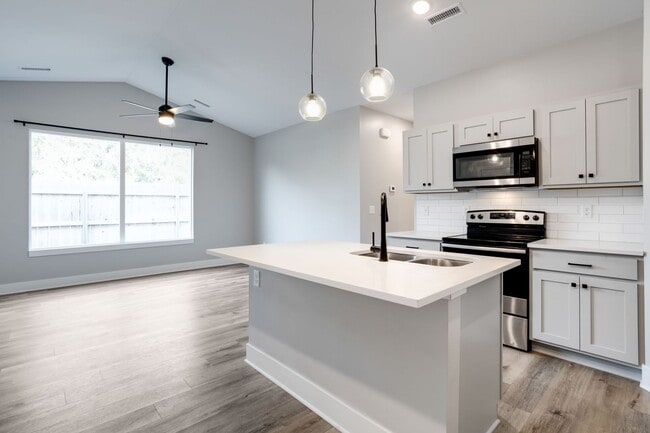 Building Photo - Anna Duplex- 3 Bedroom!