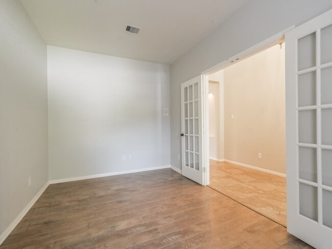 Building Photo - 15310 Cypressedge Ct