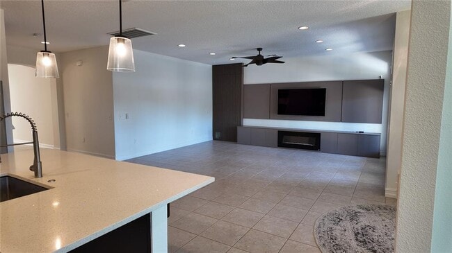 Building Photo - 8764 Lookout Pointe Dr