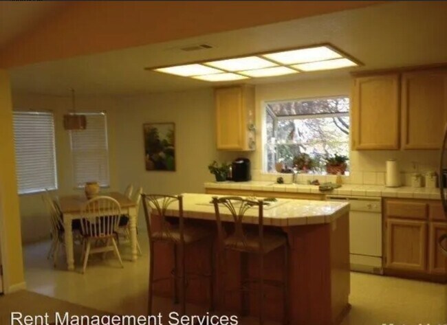 Building Photo - 1000 Teal Ct