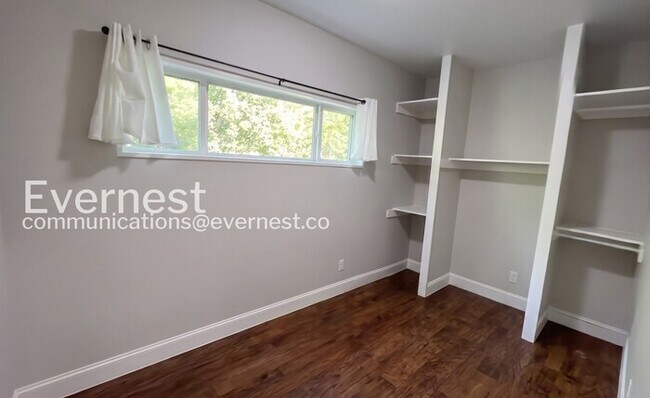 Building Photo - 306 Red Oak Dr