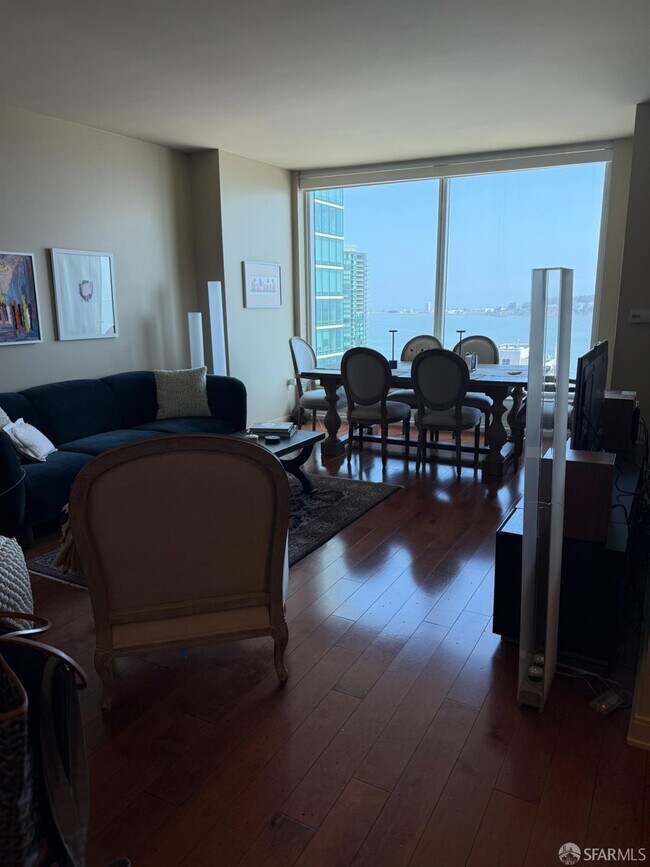 Building Photo - 425 1st St