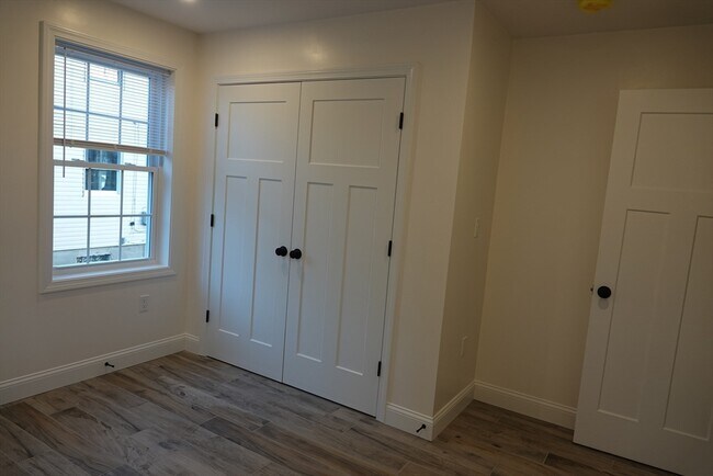 Building Photo - 6 Pondover Rd