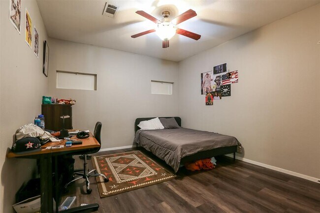 Building Photo - 910 W 25th St