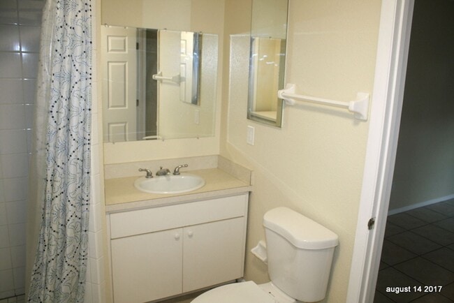 Building Photo - Updated 3 bed 2 bath Close to downtown