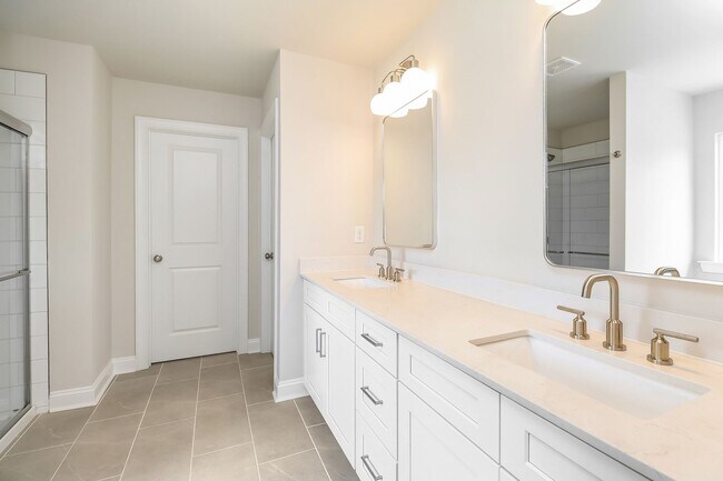 Building Photo - Beautiful 4BR 2.5BA Home w/ Full Appliance Kitchen • Garage Parking •