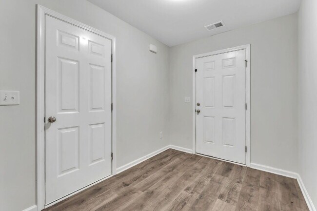 Building Photo - Stylish 3BR, 2.5BA Townhome with Loft and ...