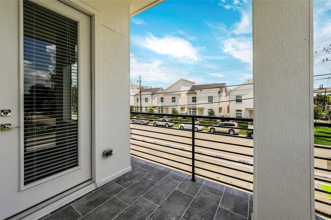 Building Photo - 2110 Live Oak St