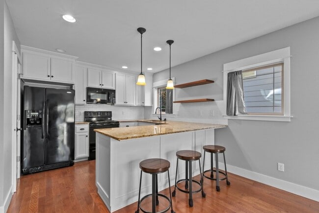 Building Photo - 2bd/1.5ba Seattle Townhouse