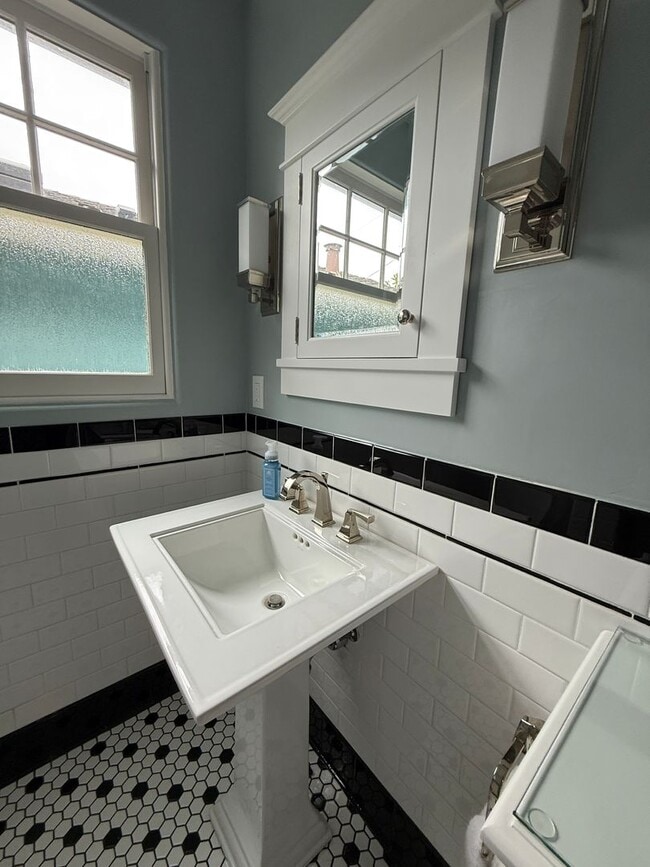 Building Photo - Great Seabright area 2/1 Fully Furnished Home