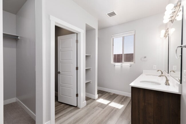 Building Photo - 6118 S Salix Wy