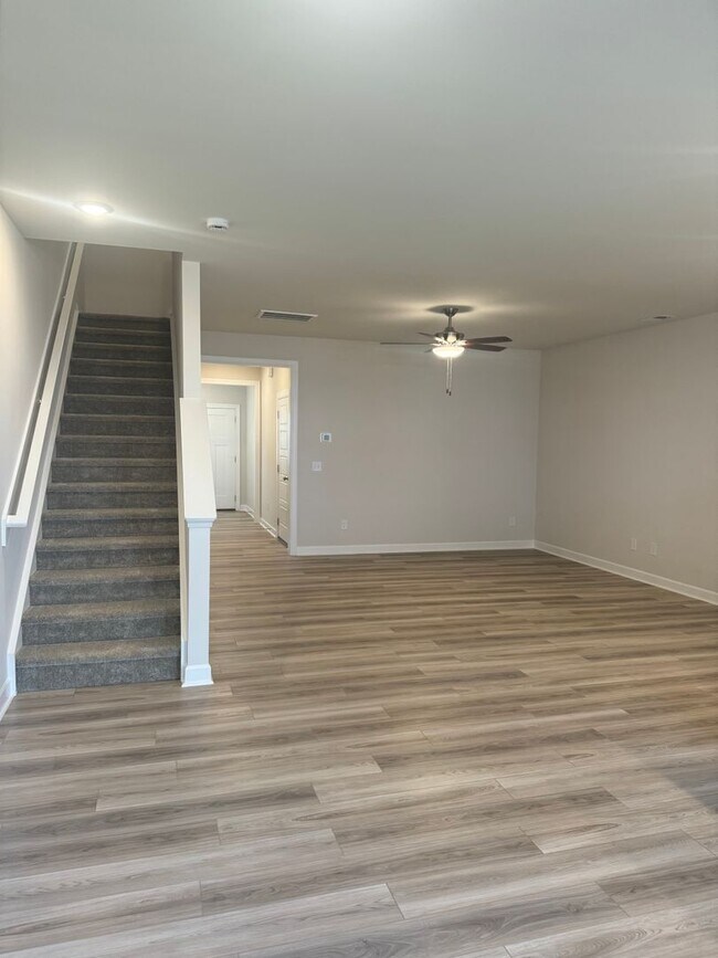 Building Photo - Brand New Luxury Living!