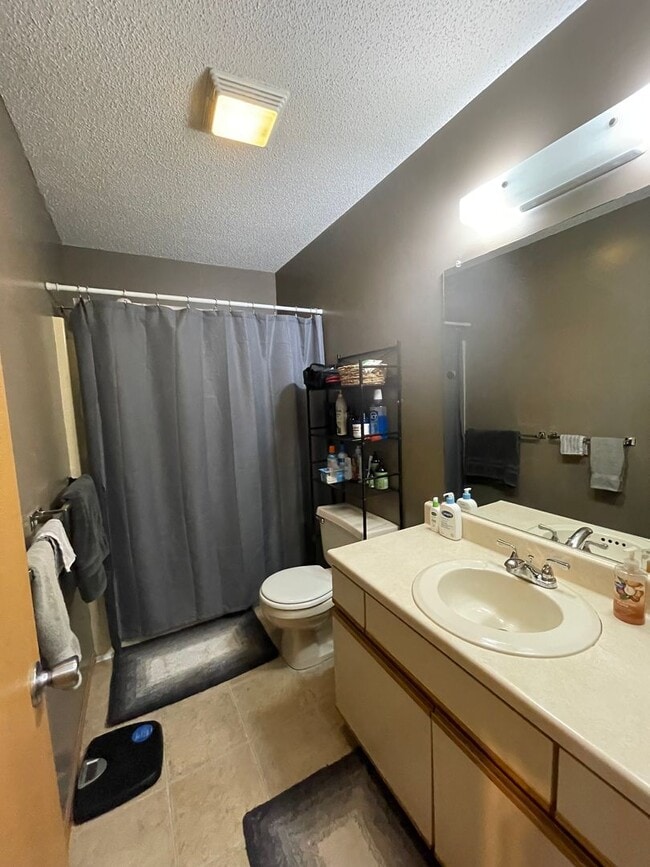 Building Photo - Great Townhome! Close to Campus!