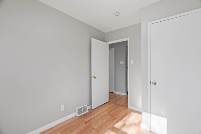 Building Photo - 3-Bedroom, 1-Bath Single-Family Home, BIG backyard!