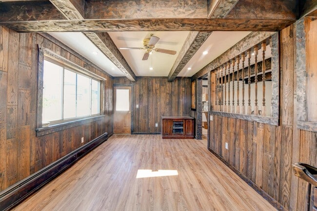 Building Photo - 815 3rd St
