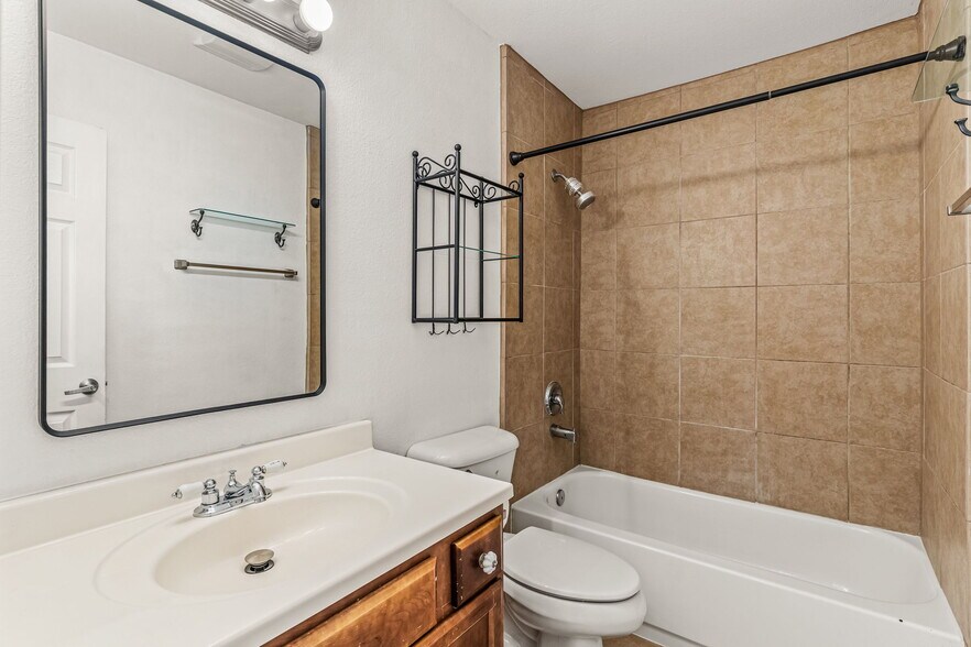 Bath 1 - 4127 38th St