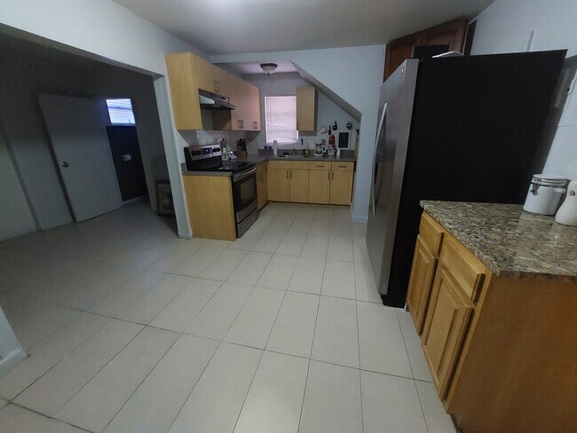 Building Photo - 1756 NW 19th Ter