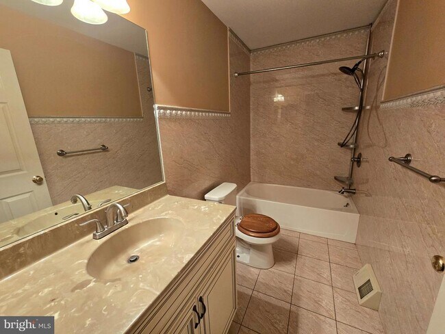 Building Photo - 725 Dell Ct