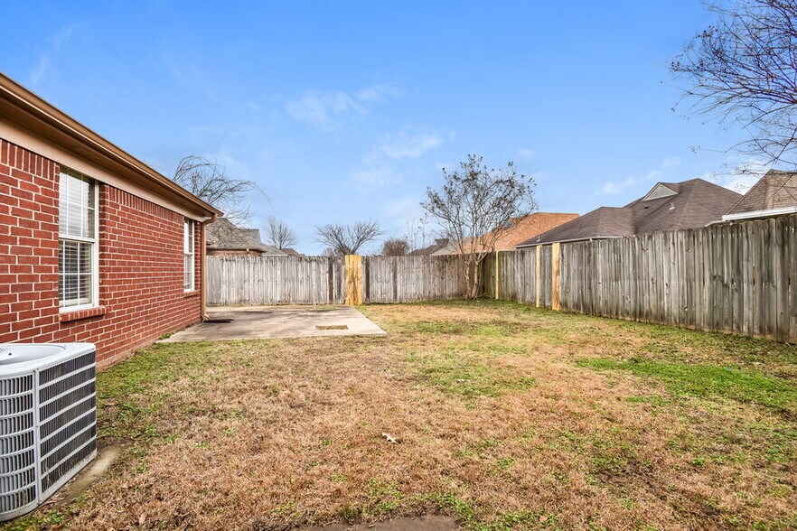 Building Photo - 8238 Regal Bend Dr