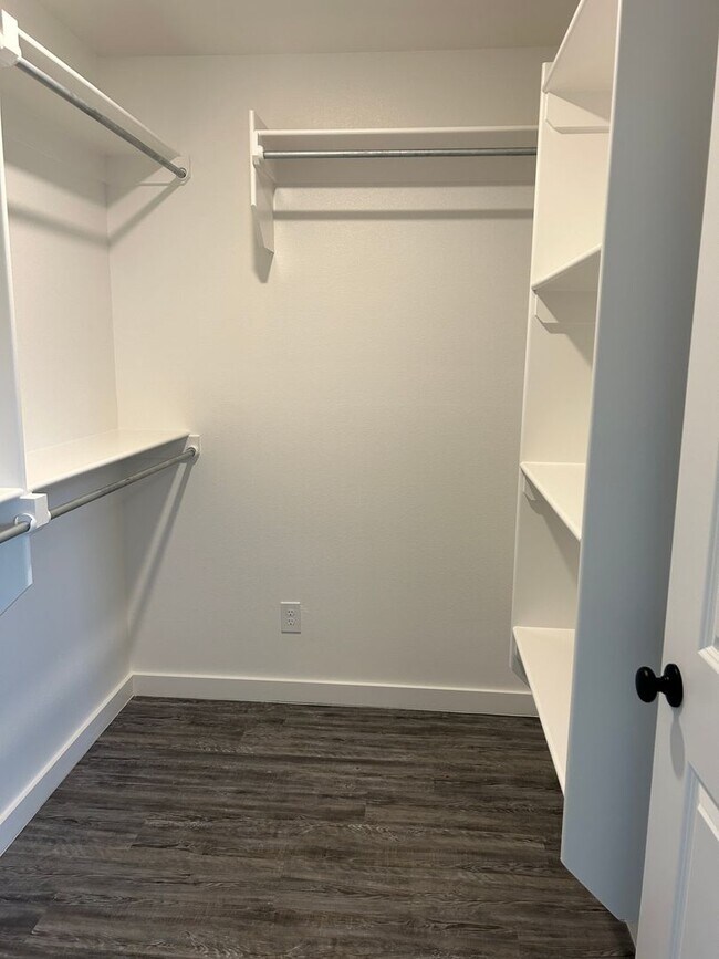 Building Photo - Pre-Leasing - Lovely Glowing Home in South...