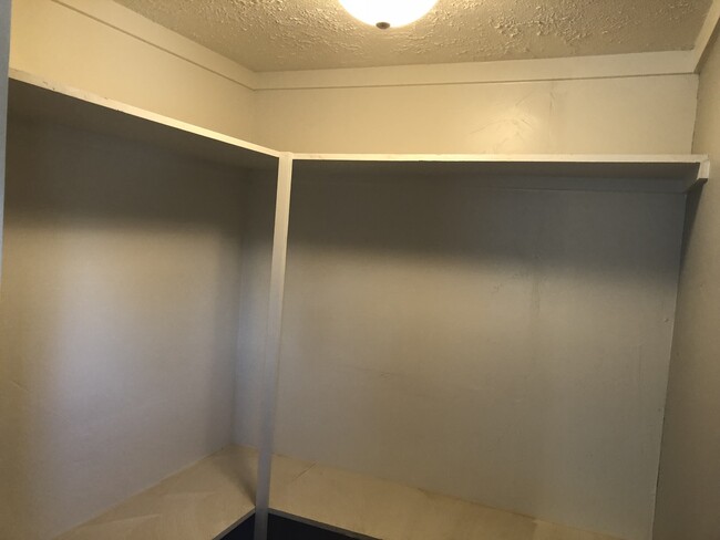 Building Photo - 3 bedroom 1 bathroom house in Springfield!