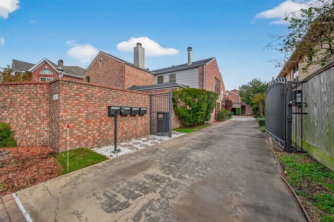 Building Photo - 2413 Potomac Dr