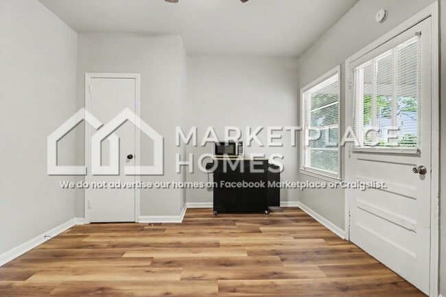 Building Photo - 876 Custer St