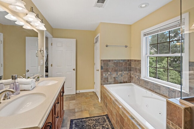 Building Photo - 9 S Walter Reed Dr